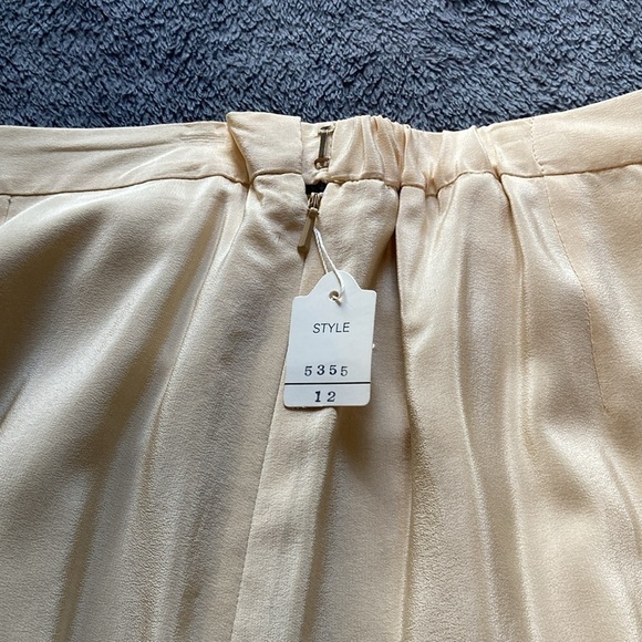 Silk skirt with floral design - Picture 6 of 9